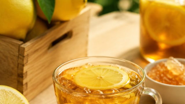 In summer, brew a cup of rock sugar lemon tea for your loved ones